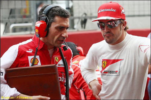 Фернандо Алонсо с гоночным инженером Андреа Стеллой