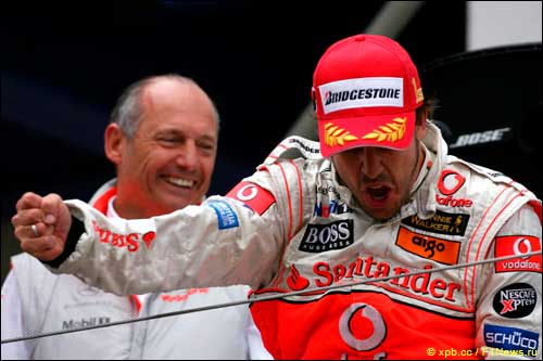 Рон Деннис и Фернандо Алонсо после победы Гран При Германии 2007