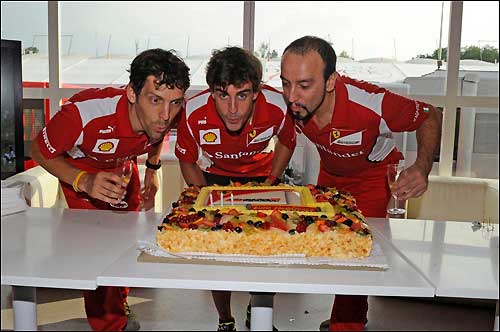 Команда Ferrari поздравляет Фернандо Алонсо