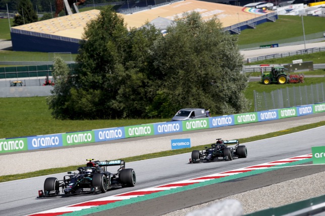 Машины Mercedes на трассе Гран При Австрии