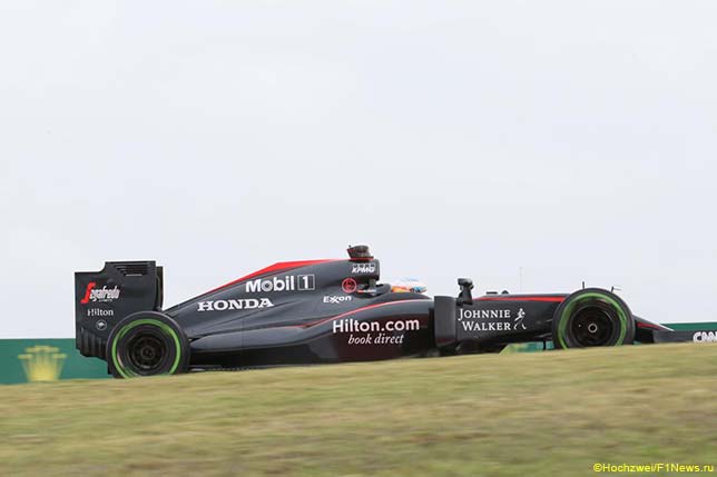 Машина McLaren на трассе Гран При США