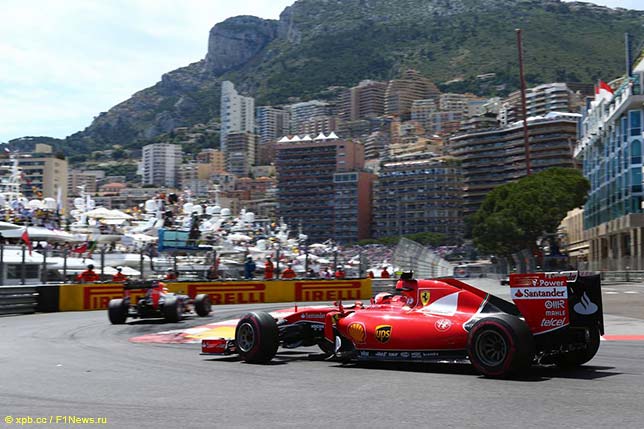 Кими Райкконен за рулём Ferrari SF15-T на трассе в Монако