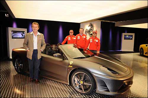 Руководители и гонщики Ferrari рядом со Scuderia 16M