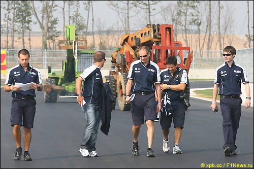 Рубенс Баррикелло и инженеры Williams обходят трассу перед началом уик-энда