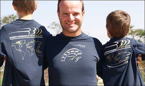 Рубенс Баррикело вместе с сыновьями демонстрирует памятную футболку