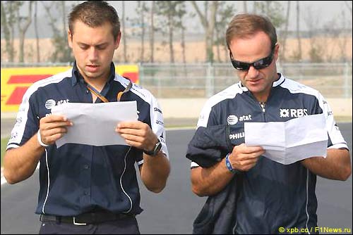 Четверг. Инженер Williams и Рубенс Баррикелло изучают конфигурацию трассы