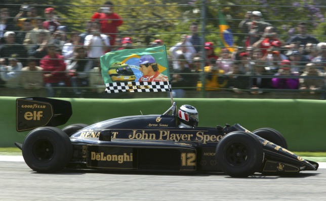 Герхард Бергер за рулём исторической Lotus 98T, на которой в 1986-м выступал Айртон Сенна. Имола, 2004 год