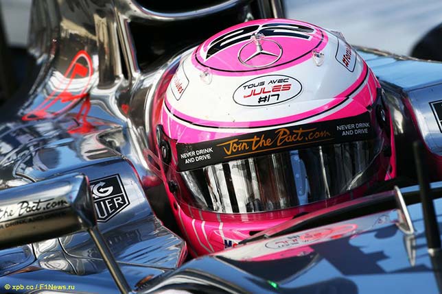 Дженсон Баттон, сопредседатель GPDA, на Гран При России 2014 года. На его шлеме надписи в поддержку Жюля Бьянки