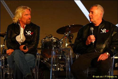 Ричард Брэнсон и Джон Бут на презентации Virgin Racing