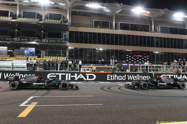 Гран При Аду-Даби. Машины Mercedes после финиша гонки