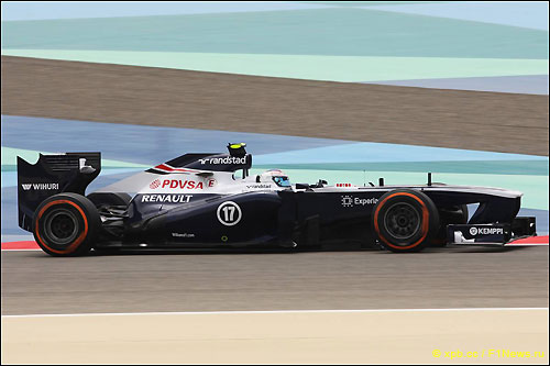 Валттери Боттас за рулем Williams FW35 на трассе в Бахрейне