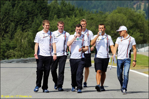 Валттери Боттас с командой на прогулке по Red Bull Ring
