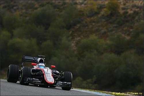 Фернандо Алонсо за рулём McLaren MP4-30 на тестах в Хересе