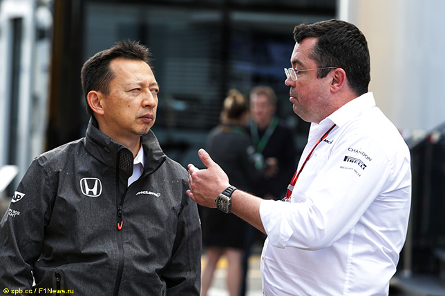 Эрик Булье (справа) и Юсуке Хасэгава, руководитель программы Honda в Формуле 1 