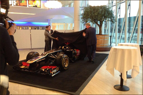 Показ машины Lotus на пресс-конференции, посвященной подписанию спонсорского контракта