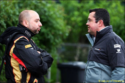 Гоночный директор McLaren Эрик Булье (справа) и руководитель и совладелец Lotus F1 Жерар Лопес