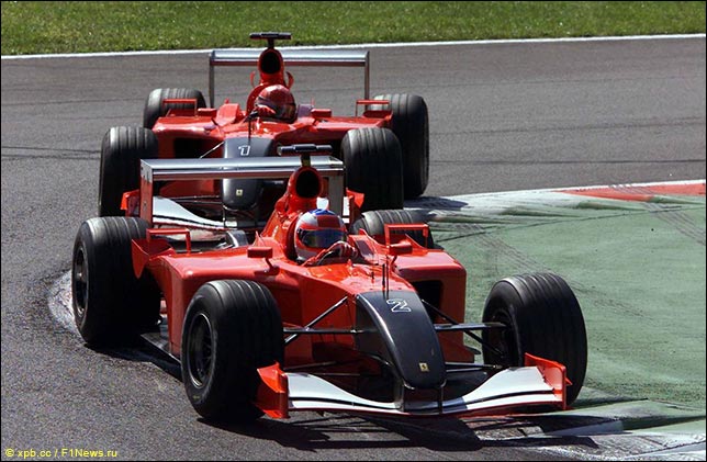 Машины Ferrari в траурной раскраске