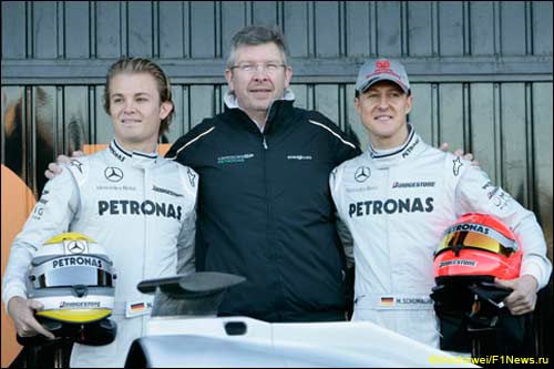 Росс Браун с пилотами Mercedes GP