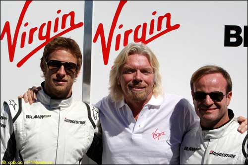 Глава Virgin Group Ричард Брэнсон с гонщиками Brawn GP