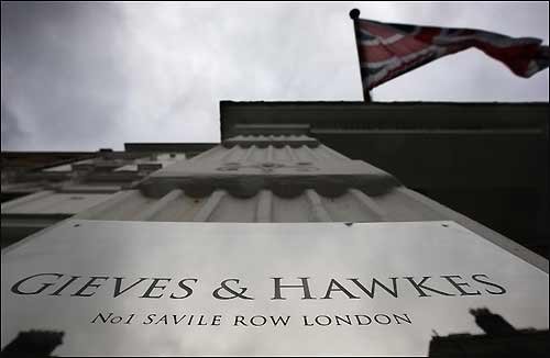Фирма Gieves & Hawkes расположена на знаменитой улице Сэвил-Роу в доме №1