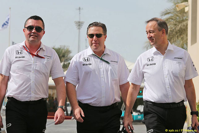 Зак Браун (в центре), спортивный директор McLaren Эрик Булье (слева) и операционный директор Джонатан Нил (справа)