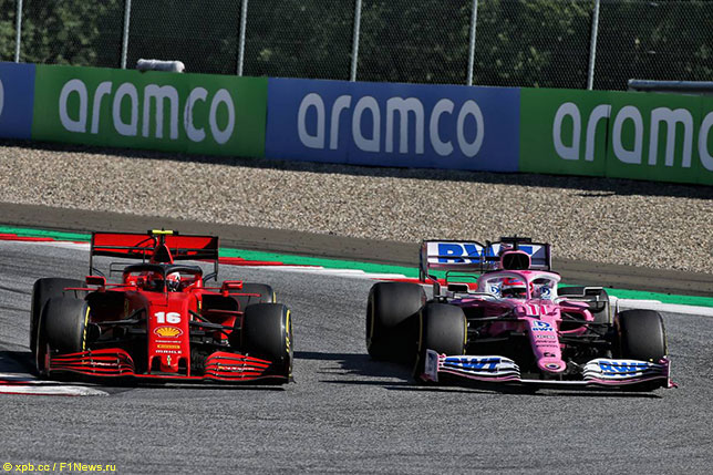 Машины Ferrari и Racing Point на трассе в Шпильберге