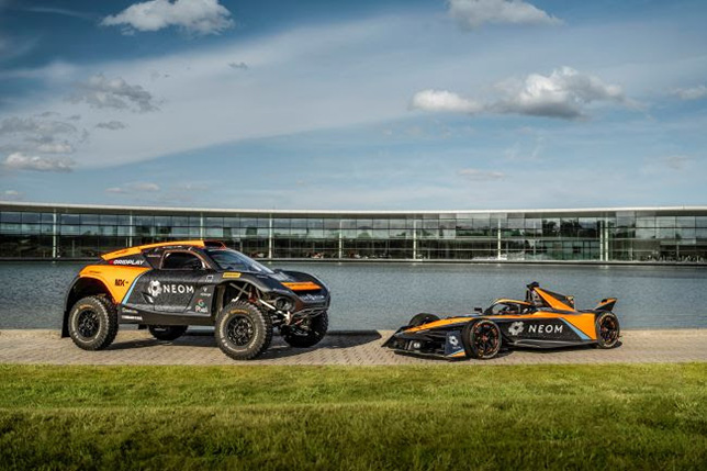 Гоночный внедорожный электромобиль McLaren и машина Формулы E, фото пресс-службы McLaren Racing