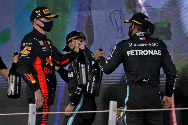 Макс Ферстаппен и Льюис Хэмилтон поздравляют друг друга после финиша Гран При Абу-Даби