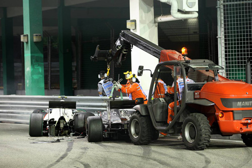 Гран При Сингапура. Маршалы эвакуируют разбитые машины Бруно Сенны и Камуи Кобаяши