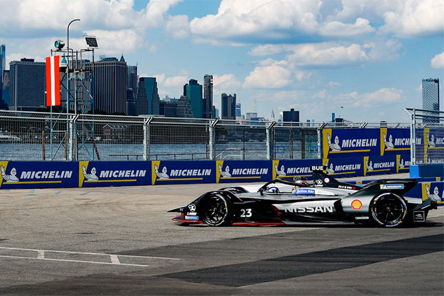 Себастьен Буэми на пути к победе в первой гонке нью-йоркского этапа Формулы E