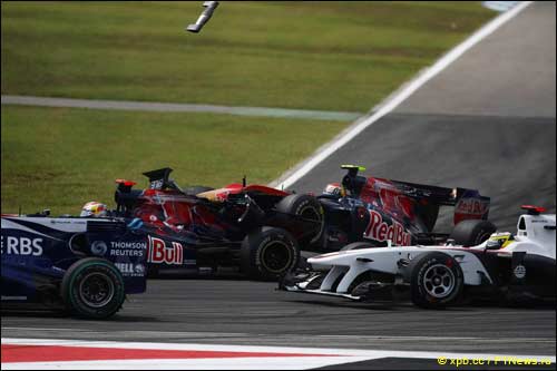 Столкновение гонщиков Toro Rosso в шпильке на 1-м круге Гран При Германии