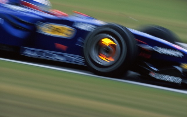 Машина Prost AP-02, точно такую же пилотировал Баттон на тестах в 1999-м, хотя на снимке за рулём Оливье Панис