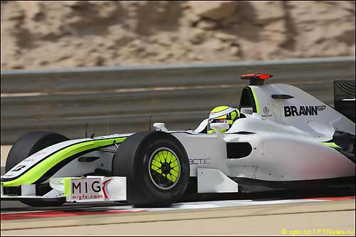 Дженсон Баттон во время квалификации в Бахрейне