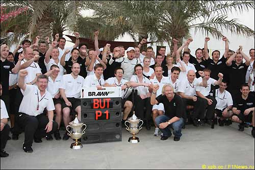 Команда Brawn GP празднует победу в Гран При Бахрейна