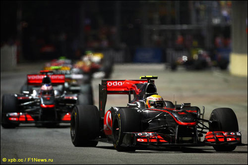 Пилоты McLaren на трассе Гран При Сингапура 2010 г.
