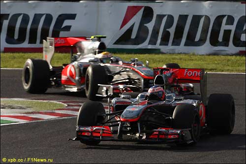 Гонщики McLaren на японской трассе, 2010 год