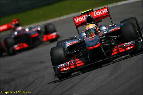 Пилоты McLaren на трассе Гран При Бразилии 2010 года