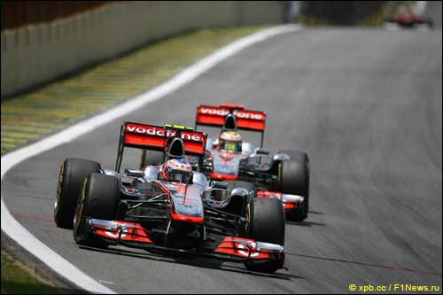 Гонщики McLaren на трассе Гран При Бразилии