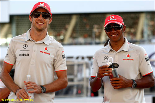 Пилоты McLaren Дженсон Баттон и Льюис Хэмилтон