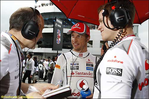 Дженсон Баттон с его инженеры перед стартом Гран При Малайзии