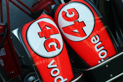 Эмблема Vodafone на носовых обтекателях McLaren MP4-28