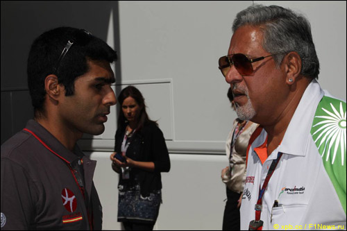Карун Чандхок и владелец команды Force India Виджей Малья