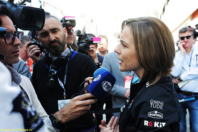 Клэр Уильямс общается с журналистами в паддоке барселонского автодрома