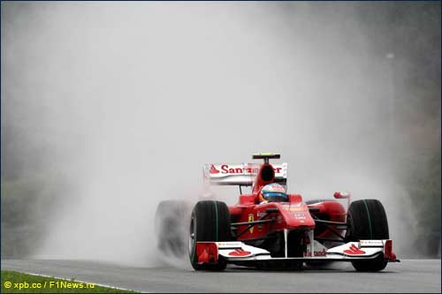 В субботу за Ferrari Алонсо тянулся шлейф брызг, в воскресенье - дым от сгоревшего мотора 