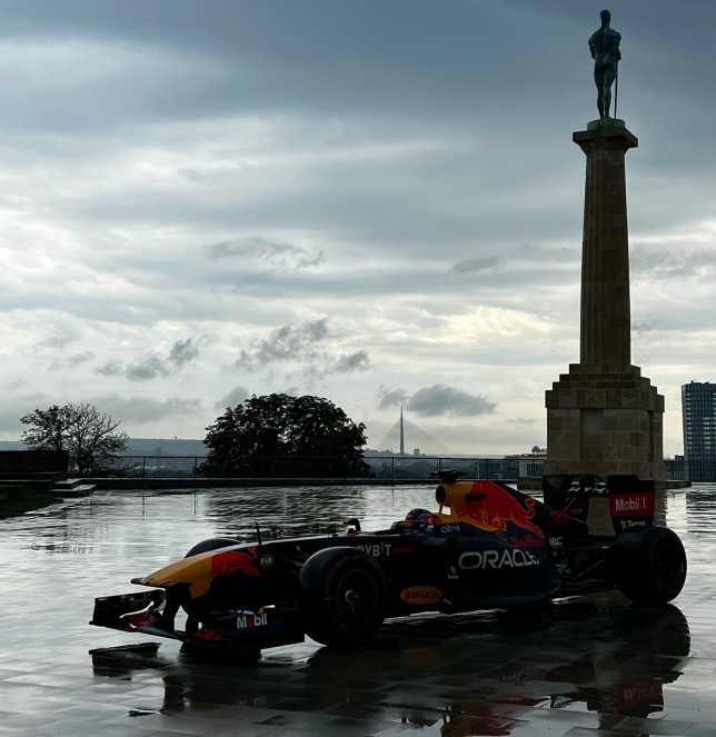 Машина RB7 в Белграде, фото пресс-службы Red Bull Racing