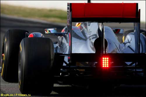 Льюис Хэмилтон за рулем McLaren MP4-26 на тестах