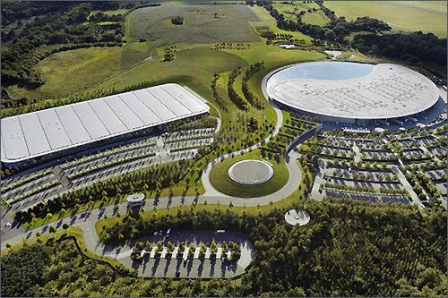 Технологический центр и автомобильное производство McLaren Technology Group в Уокинге