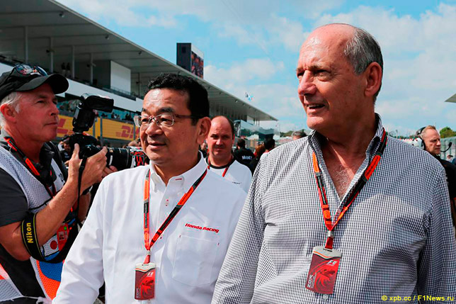 Президент Honda Такахиро Хачиго и руководитель McLaren Рон Деннис на стартовой решётке в Сузуке