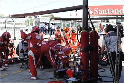 Команда Ferrari за работой