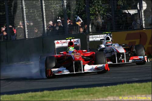 Фелипе Масса ведет борьбу с соперниками на Гран При Австралии